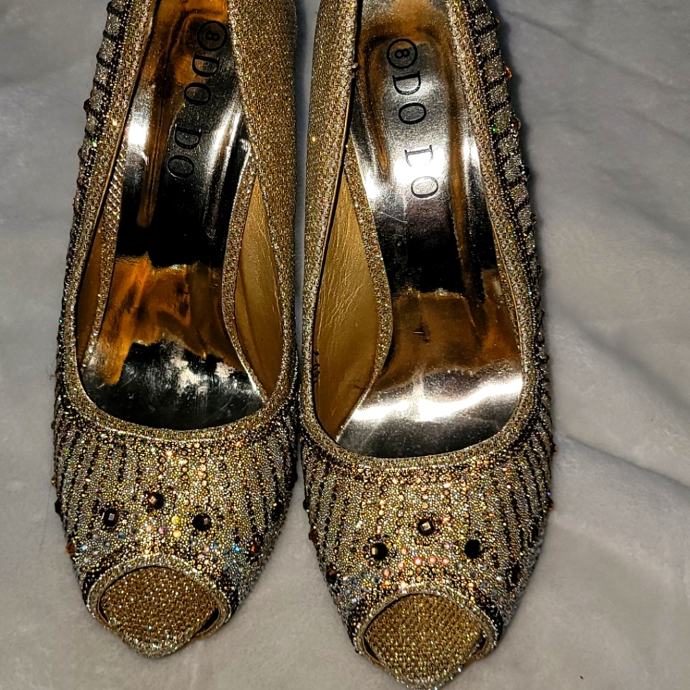 selling shoes size 8 only worn once